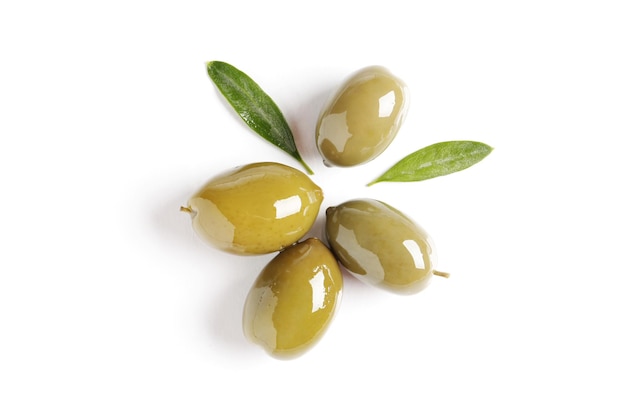 Délicieuses olives vertes avec des feuilles isolées sur blanc