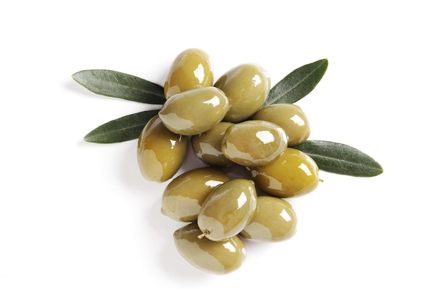 Délicieuses olives vertes avec des feuilles isolées sur blanc