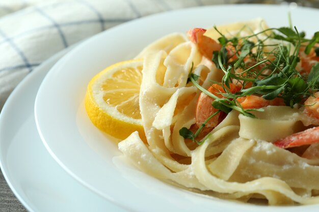 Délicieuses pâtes aux crevettes savoureuses, gros plan