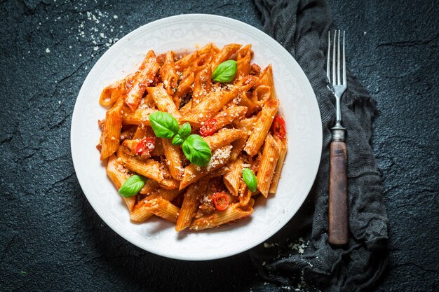 Délicieuses pâtes bolognaise au parmesan et basilic