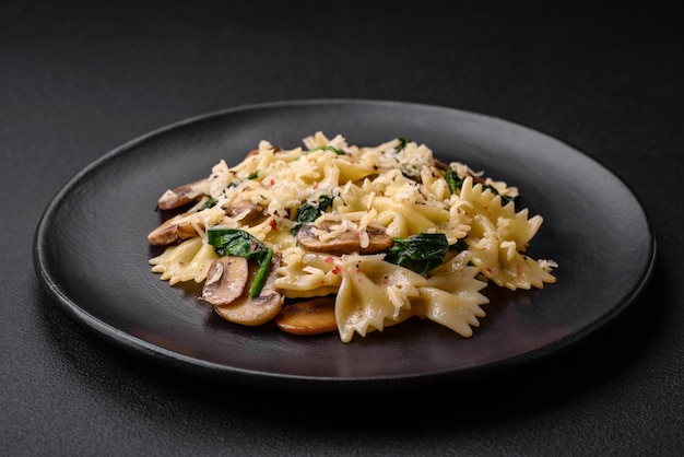 Délicieuses pâtes farfalle aux champignons fromage et épinards aux épices