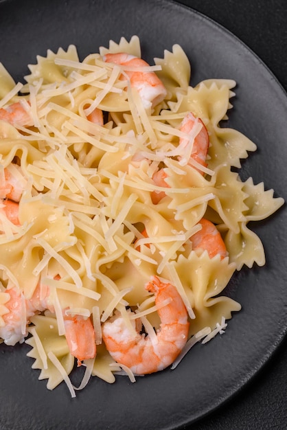 Délicieuses pâtes farfalle aux crevettes langoustines sauce crémeuse