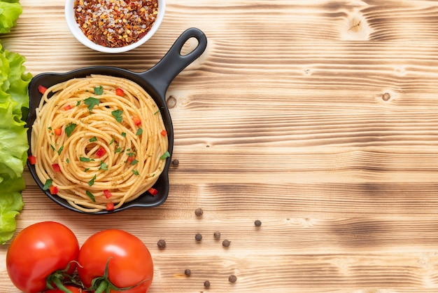 Délicieuses pâtes italiennes avec assaisonnements et herbes. Copiez l'espace. Vue de dessus.