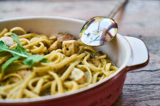 Délicieuses pâtes italiennes sur la table