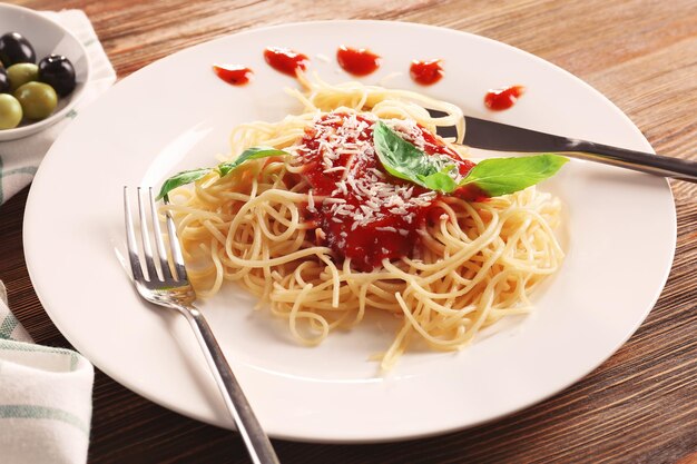 Délicieuses pâtes à la sauce tomate sur assiette