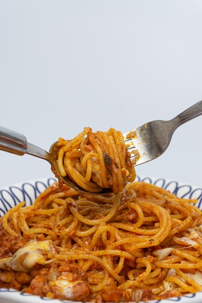 Délicieuses pâtes à la sauce à la viande servies dans un bol