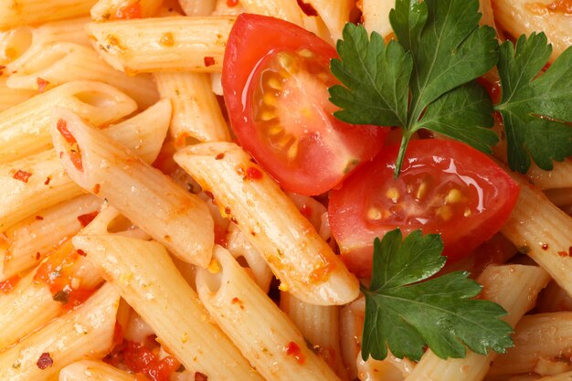 Délicieuses pâtes à la tomate et au persil dans leur ensemble, Close up