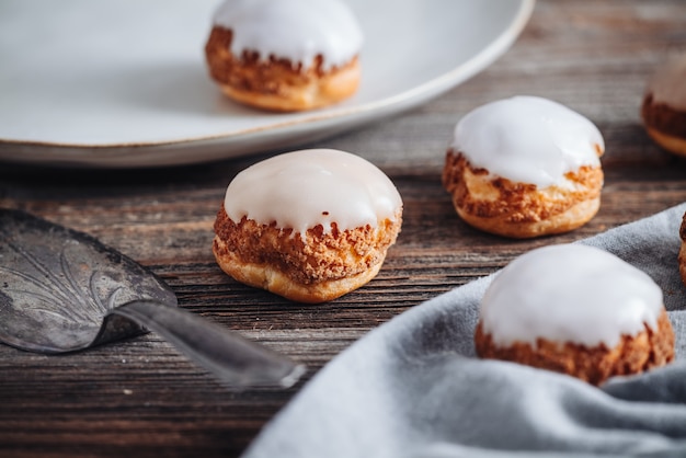 Délicieuses pâtisseries de Choux Craquelin fourrées à la crème