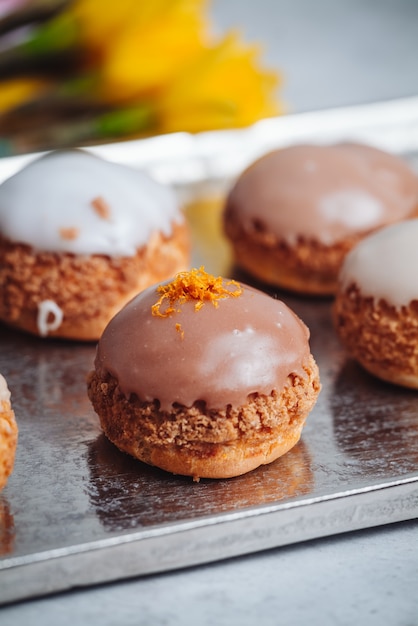 Délicieuses pâtisseries de Choux Craquelin fourrées à la crème