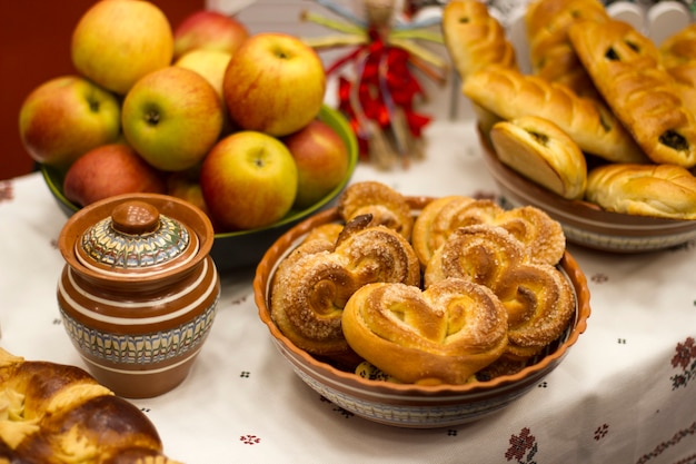 Délicieuses pâtisseries fraîches faites maison sur des bols de table