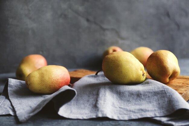 Délicieuses poires mûres sur table