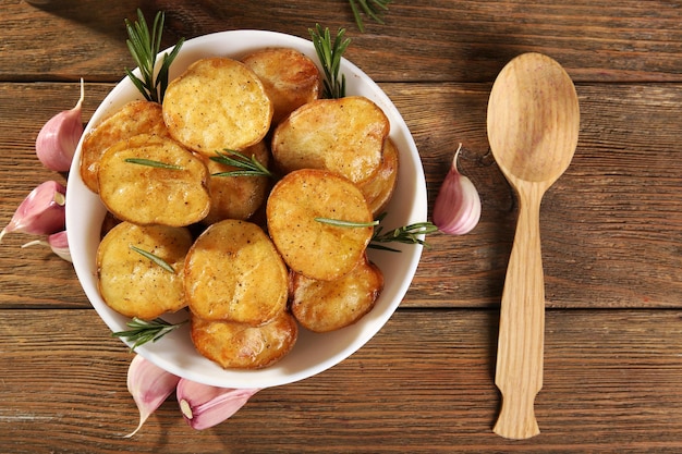 Délicieuses pommes de terre au four au romarin dans un bol sur la table se bouchent