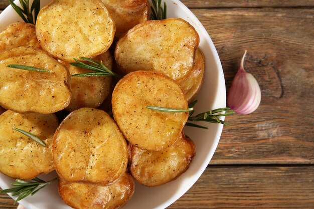 Délicieuses pommes de terre au four au romarin dans un bol sur la table se bouchent