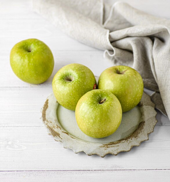 De délicieuses pommes vertes sur une assiette