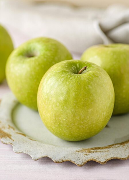 De délicieuses pommes vertes sur une assiette