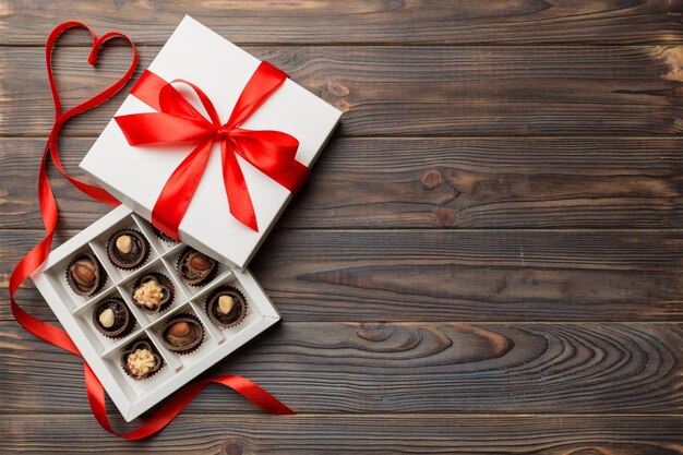 Délicieuses pralines au chocolat dans une boîte rouge pour la Saint-Valentin Boîte de chocolats en forme de coeur vue de dessus avec espace de copie