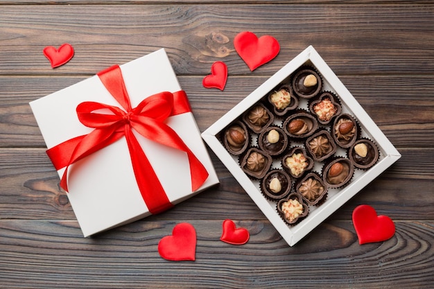 Délicieuses pralines au chocolat dans une boîte rouge pour la Saint-Valentin Boîte de chocolats en forme de coeur vue de dessus avec espace de copie