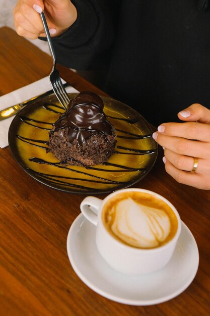 De délicieuses profiteroles au chocolat sur la table