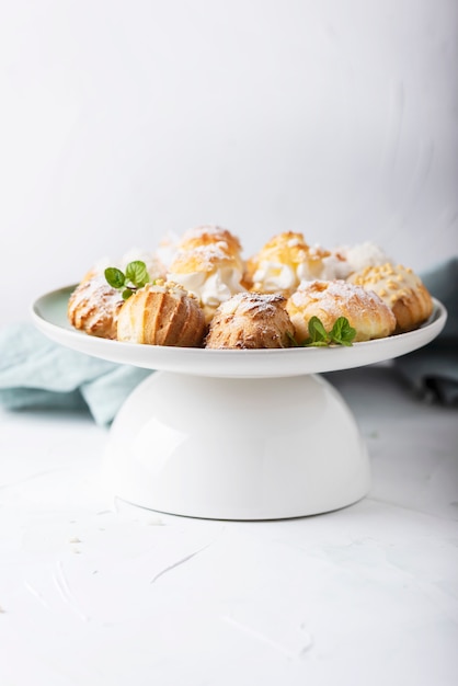 Photo délicieuses profiteroles à la crème