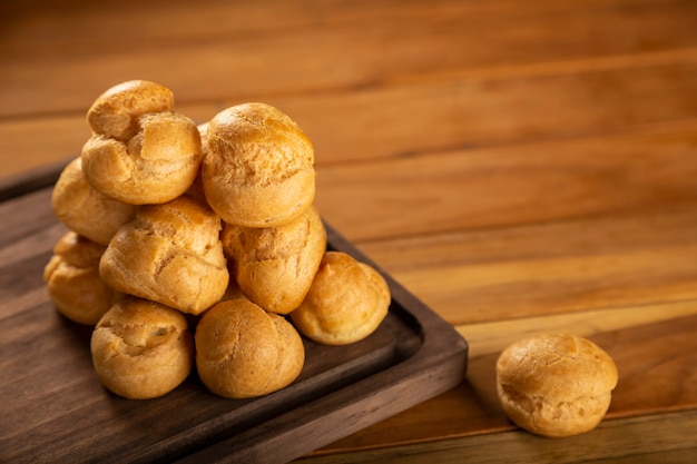 Délicieuses profiteroles sur la table