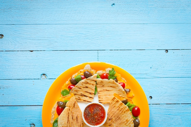 Délicieuses quesadillas végétariennes aux tomates, olives, saÃadad et cheddar