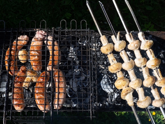 Délicieuses saucisses de porc et champignons grillés, concept