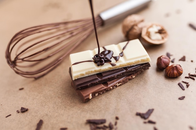 Délicieuses tablettes de chocolat au chocolat fondu