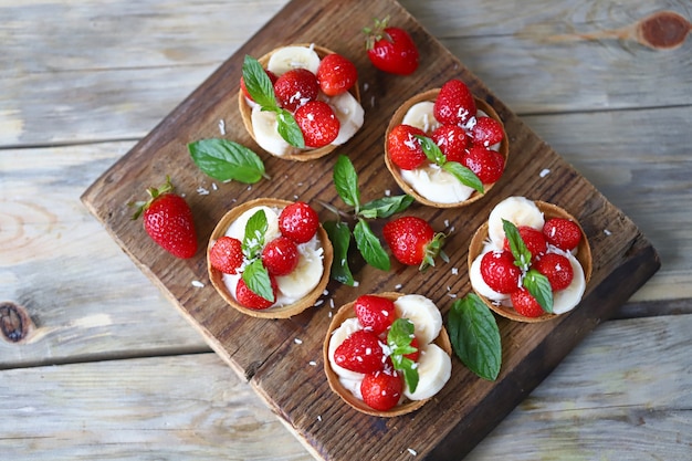 Délicieuses tartelettes aux fraises et à la banane