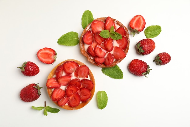 Délicieuses tartes aux fraises sur fond blanc, vue de dessus.