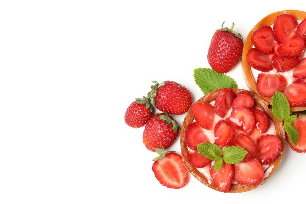 Délicieuses tartes aux fraises isolées sur fond blanc.