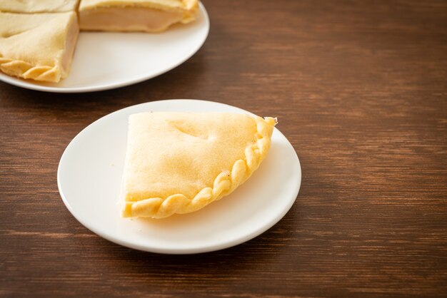 Délicieuses tartes aux palmiers Toddy sur plaque blanche