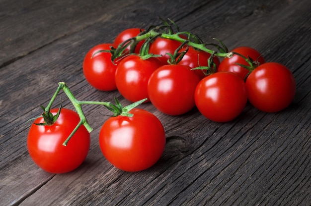 De délicieuses tomates cerises rouges mûres