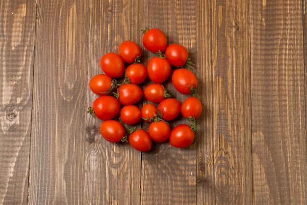 De délicieuses tomates cerises rouges préparées pour la cuisson