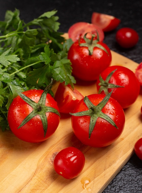 Délicieuses tomates fraîches sur la table en bois