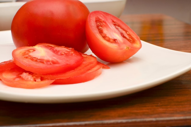 De délicieuses tomates rouges et fraîches en évidence parfaites pour les salades et les plats gastronomiques