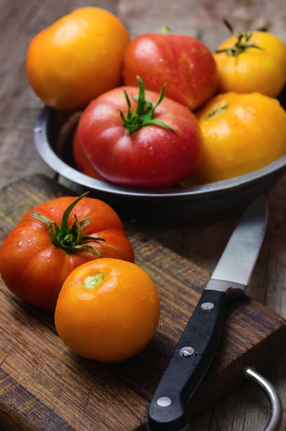 Délicieuses tomates rouges et jaunes sur bois