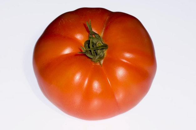 Délicieuses tomates rouges, plateau de ferme d'été.