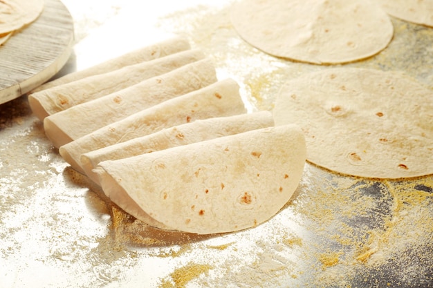 Délicieuses tortillas sans levain sur une table de cuisine en métal