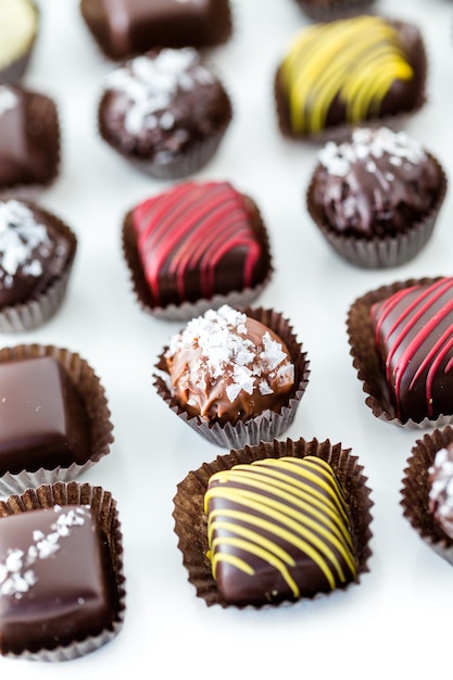 Délicieuses truffes au chocolat gourmandes fabriquées à la main par un chocolatier professionnel.