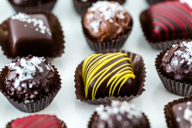 Délicieuses truffes au chocolat gourmandes fabriquées à la main par un chocolatier professionnel.