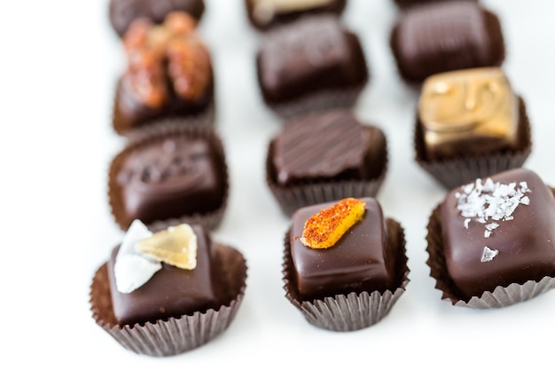 Délicieuses truffes au chocolat gourmandes fabriquées à la main par un chocolatier professionnel.