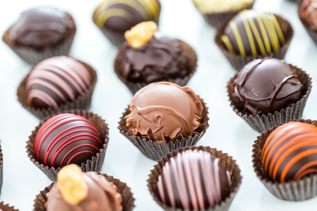 Délicieuses truffes au chocolat gourmandes fabriquées à la main par un chocolatier professionnel.