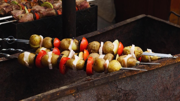 De délicieuses viandes et légumes grillés au barbecue sur un barbecue à l'extérieur