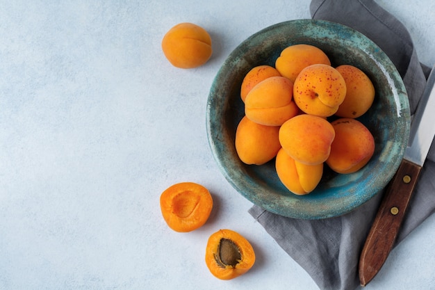 Délicieux abricots mûrs sur un béton léger