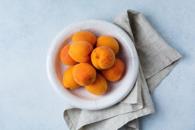 Délicieux abricots mûrs sur un béton léger