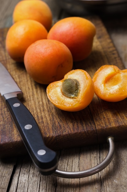 Délicieux abricots mûrs sur une planche à découper en bois