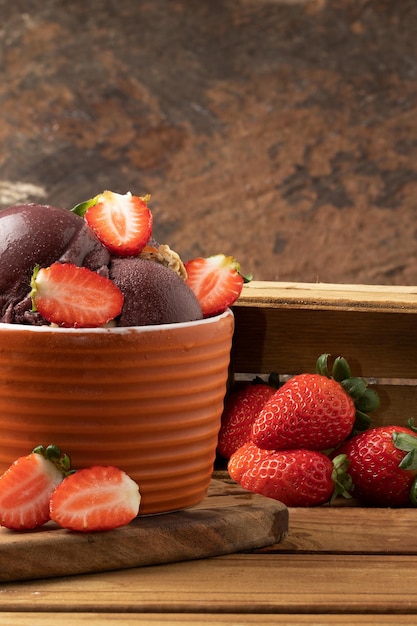 Délicieux acai congelé avec fraise et granola dans un bol