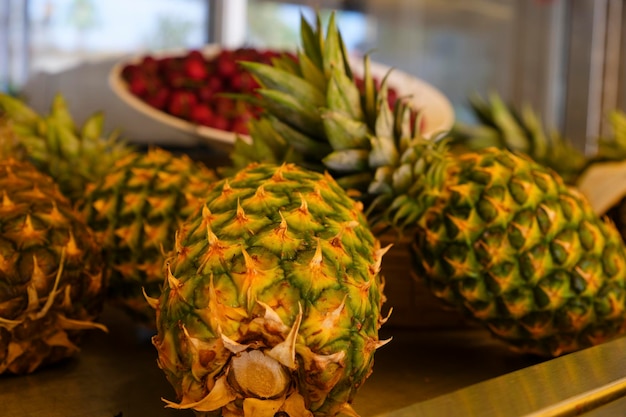 Délicieux ananas tropicaux dans un bol