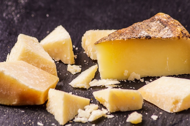 Délicieux apéritif au fromage sur un tableau noir rustique;