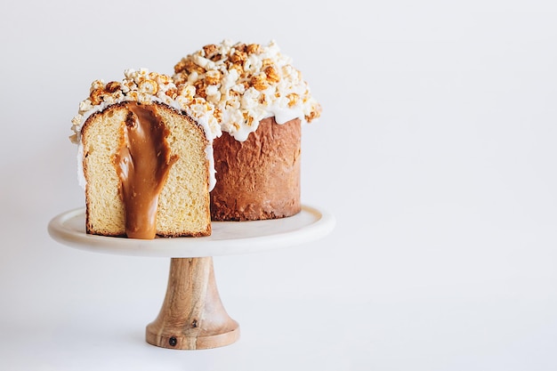 Délicieux et appétissant gâteau de Pâques sur fond blanc Carte Joyeuses Pâques Espace de copie